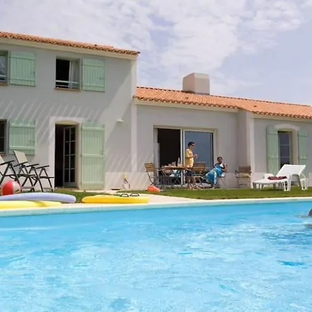 Charming With Dishwasher Located At A Golf Course *